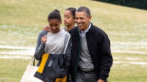 WASHINGTON, DC - JANUARY 5: (AFP OUT) U.S. President Barack Obama (R) and his daughters Malia (C) and Sasha (L) walk across the South Lawn of the White House after arriving by Marine One January 5, 2014 in Washington, DC. Obama returns from a two-week holiday in Hawaii. (Photo by Michael Reynolds-Pool/Getty Images)