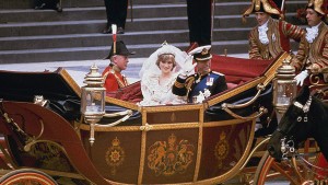 الأمير تشارلز والأميرة ديانا في العربة الملكية 