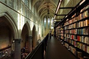 مكتبة في الكنيسة، ماستريخت، هولندا