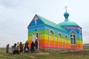 كنيسة في روسيا طليت جدرانها بألوان قوس قزح