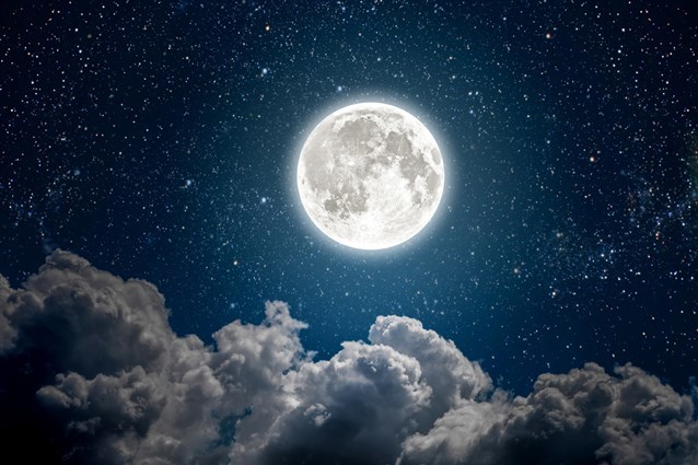 تفسير رؤية القمر مكتملًا في المنام